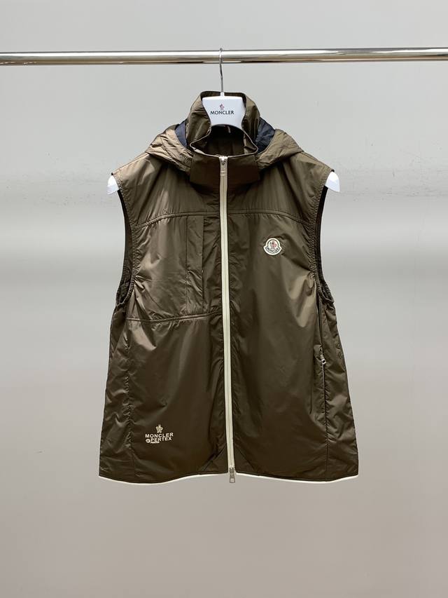 Moncler 蒙口，2024秋季最新品，专柜同步有售，原单狠货，时尚休闲连帽马甲，上身舒适！吸睛而有亮点，采用进口原版面料，顶级刺绣印花工艺字母图案logo，