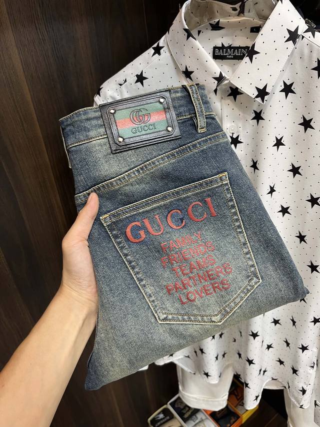 主推 Gucci 2024秋冬独家专供新款古驰潮男时尚牛仔长裤，秋冬新款裤子 高端欧版原单潮流时尚休闲裤子 透气舒适度高，细节无可挑剔，品牌元素设计理念，体现高