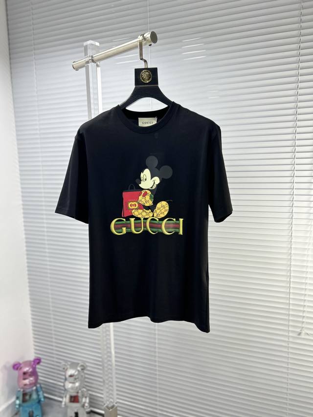 Gucc*古奇 ss24夏季新款短袖T恤 顶级冰丝棉 高端图案logo，帅气时尚，简约百搭款。面料棉 不仅挺括，保持潮流的廓形，又穿着舒适，纱织更细腻 码数：M