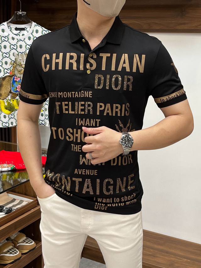 Dior 迪奥-高级轻奢单品 2024ss龙年夏季专柜时尚大爆款翻领T恤，休闲时尚外穿 内搭必备款，舒适好看上身可见 定制进口高端丝光面料，手感细腻丝滑有质感，