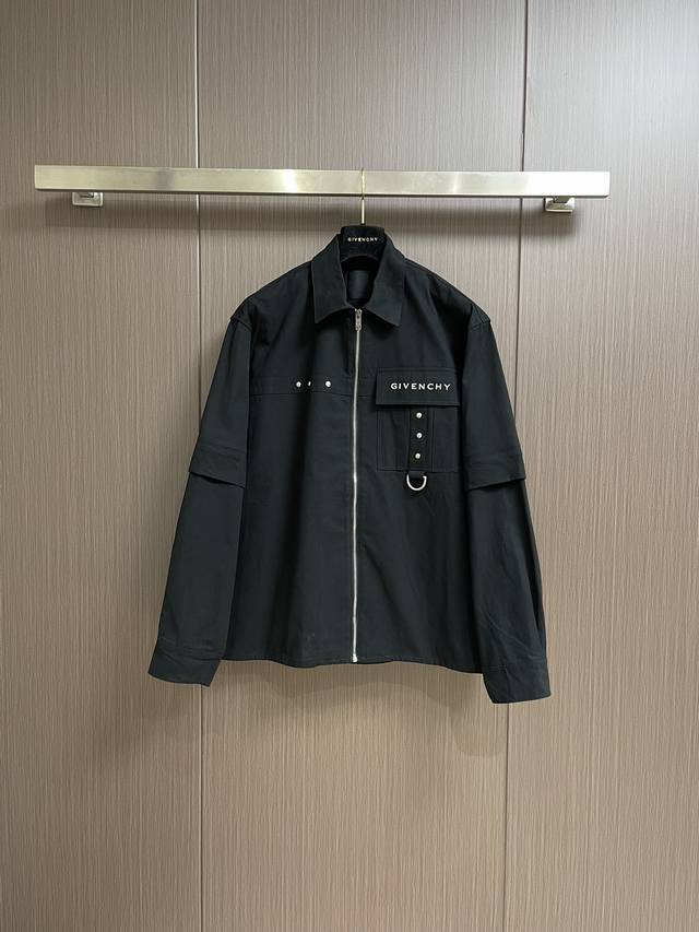 Givenchy 可拆卸拉链工装外套，袖子可拆卸 面料定制350克珠纺棉质感十足舒适贴肤饰以givenchy金属字母点缀正面 可拆卸拼接式功能如同点睛之笔 高级