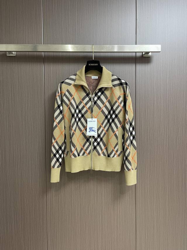 Burberry 巴宝莉 2024ss新款轻盈翻领夹克，选用羊毛马海毛混纺面料打造，装饰针织 burberry 格纹。呈现休闲版型，搭配 b 字型拉链头，缔造精 - 点击图像关闭