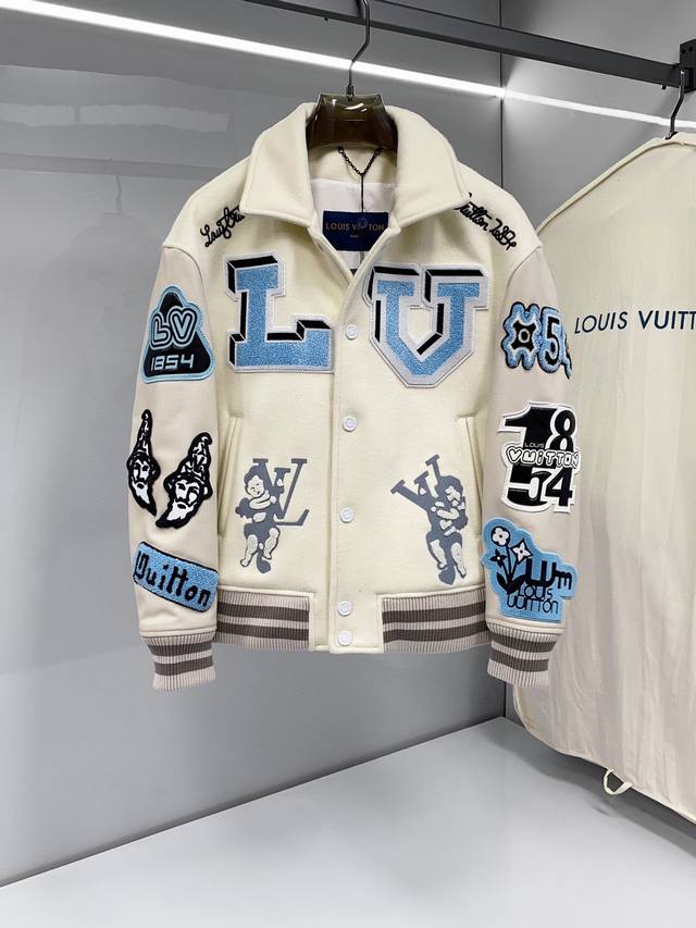 现货 LV、 高端定制 路易*秋冬新款多重刺绣工艺棒球服皮衣外套 材质：真牛皮衣袖， %纯羊毛面料 这款充满活力的男款棒球服，图形屋签名和俏皮的卡通图案，应用在