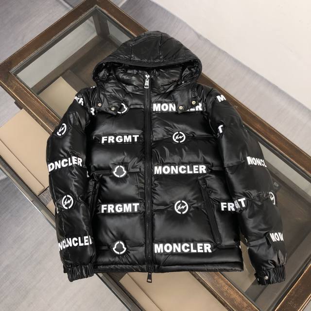 主推款 MONCLER 蒙口 冬季新款 帅气字母logo羽绒服 专柜同款，填充 白鸭绒 蓬松饱满，客供面料，五金原版开模，门襟大字母刺绣织带包边 男女同款 黑色