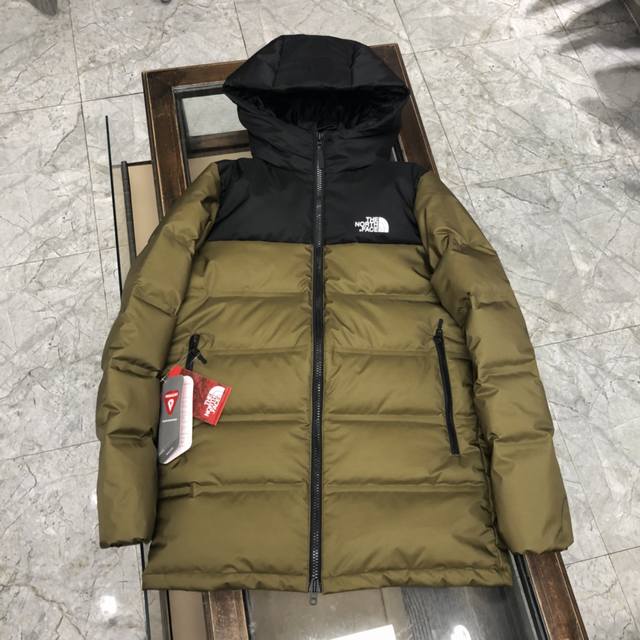 New# X TNF 北面中长款羽绒服 带着典经的Logo合组搭配 白鸭绒填充 表地面料防水防风加厚尼龙格仔布 有光泽感保暖性能更出色，便轻不厚重，且缩压后的蓬