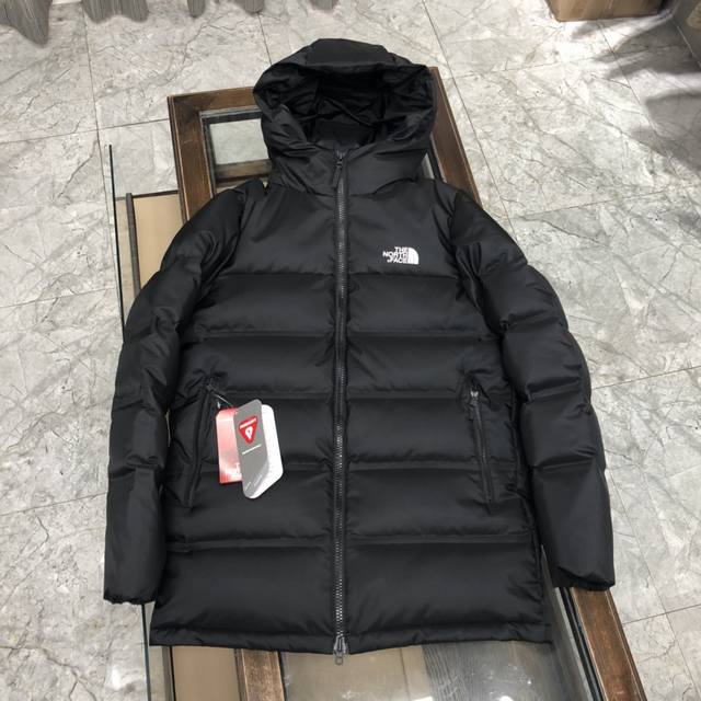 New# X TNF 北面中长款羽绒服 带着典经的Logo合组搭配 白鸭绒填充 表地面料防水防风加厚尼龙格仔布 有光泽感保暖性能更出色，便轻不厚重，且缩压后的蓬