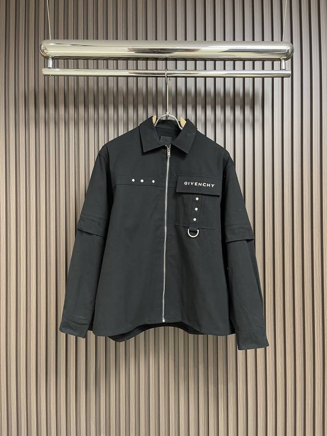 Givenchy 可拆卸拉链工装外套，袖子可拆卸 面料定制350克珠纺棉质感十足舒适贴肤饰以givenchy金属字母点缀正面 可拆卸拼接式功能如同点睛之笔 高级