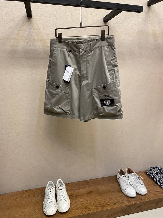 Dior、24ss新款短裤来自 DIOR AND STONE ISLAND 限定系列，突显联名系列标志，Stone Island 的经典星星与 Dior 品牌标