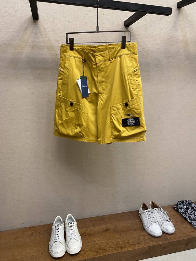 Dior、24ss新款短裤来自 DIOR AND STONE ISLAND 限定系列，突显联名系列标志，Stone Island 的经典星星与 Dior 品牌标