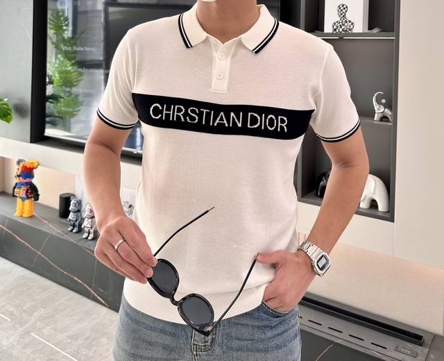 Dior 2024秋冬新款针织短袖翻领Polo ，都市时尚简单休闲版型，不挑年龄身材，上身轻松驾驭，一款简洁百搭显瘦针织衫，品相与面料工艺都极为拔尖的一款短袖，