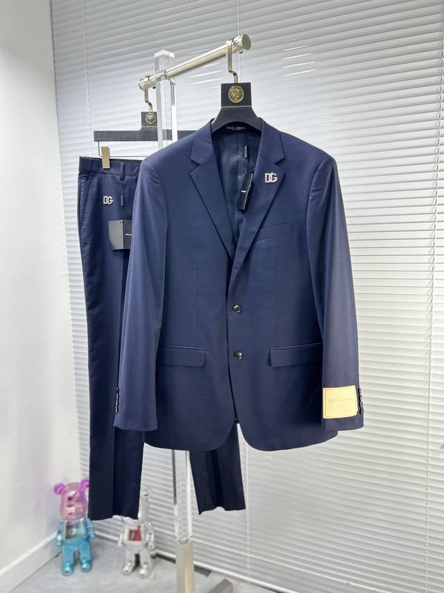 DG*杜嘉班纳 新款休闲西服套装.西装外套 精品推荐外贸公司订单！彰显男人魅力！进口原版天眼布四面弹布料，笔挺垂感十足，整件衣服车工走线整齐平整，所有五金纽扣附