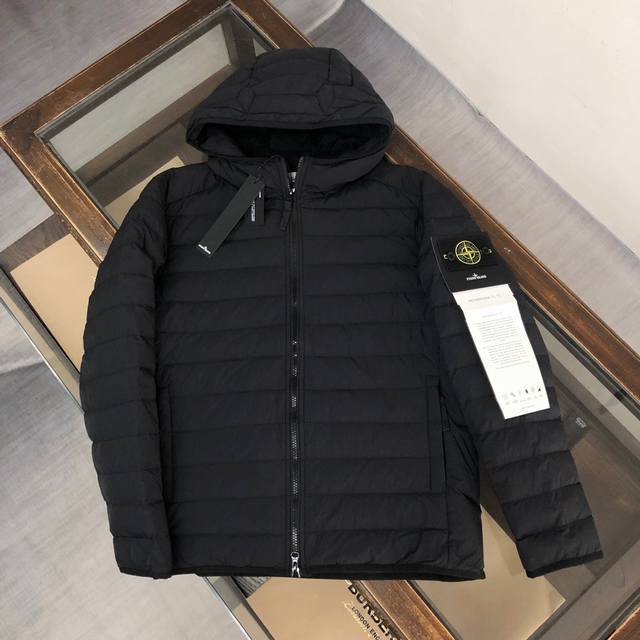 STONE ISLAND 石头岛最新秋冬新款 轻便羽绒服 石头岛专供涂层面料，国标 白朵绒，独特工艺贴袋设计加隐形拉链，轻便贴袋，传统标志袖章，面料功能舒适防寒