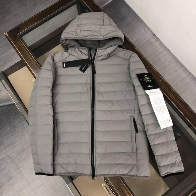 STONE ISLAND 石头岛最新秋冬新款 轻便羽绒服 石头岛专供涂层面料，国标 白朵绒，独特工艺贴袋设计加隐形拉链，轻便贴袋，传统标志袖章，面料功能舒适防寒