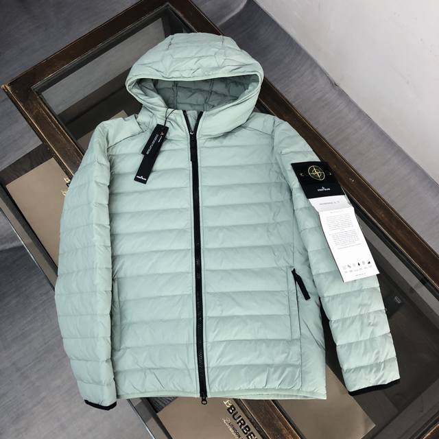 STONE ISLAND 石头岛最新秋冬新款 轻便羽绒服 石头岛专供涂层面料，国标 白朵绒，独特工艺贴袋设计加隐形拉链，轻便贴袋，传统标志袖章，面料功能舒适防寒