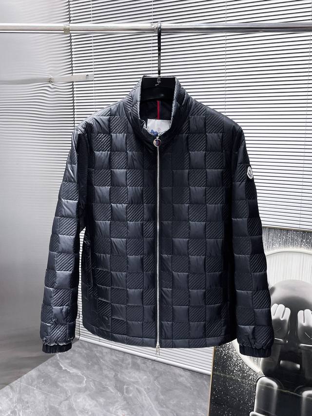 蒙口 moncler 2024秋冬新款 立领 薄棉 夹克 外套，高端版本！专柜定制面料 透气舒适度高，细节无可挑剔，品牌元素设计理念，体现高品质。手感细腻柔软！