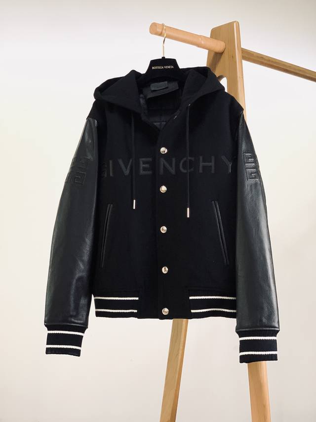 Givenchy 纪梵希 限定款羊毛皮袖棒球服夹克，永远的时尚在线！这款棒球夹克精选意大利精纺功能性羊毛面料制作，80%羊毛+20%聚酰胺，衣袖进口意大利小羊皮