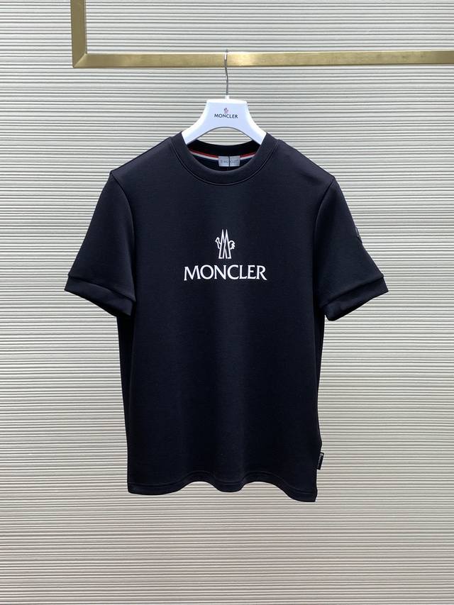 Moncler 蒙口，2024夏季最新品，专柜同步有售，原单狠货，时尚休闲圆领短袖T恤，上身舒适！吸睛而有亮点，采用进口原版面料，顶级印花工艺字母图案logo，