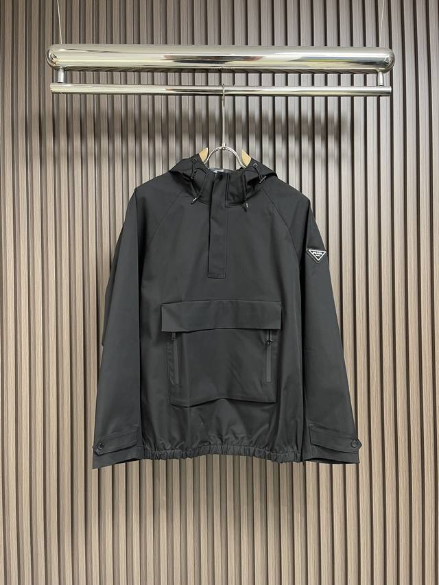 Prada 2024SS秋季新款 Sideline Hooded 三角标连帽袋鼠兜外套 高密双机编织 休闲运动外套 手感糯实 挺拔 丰富的回弹能力不管手洗机洗3