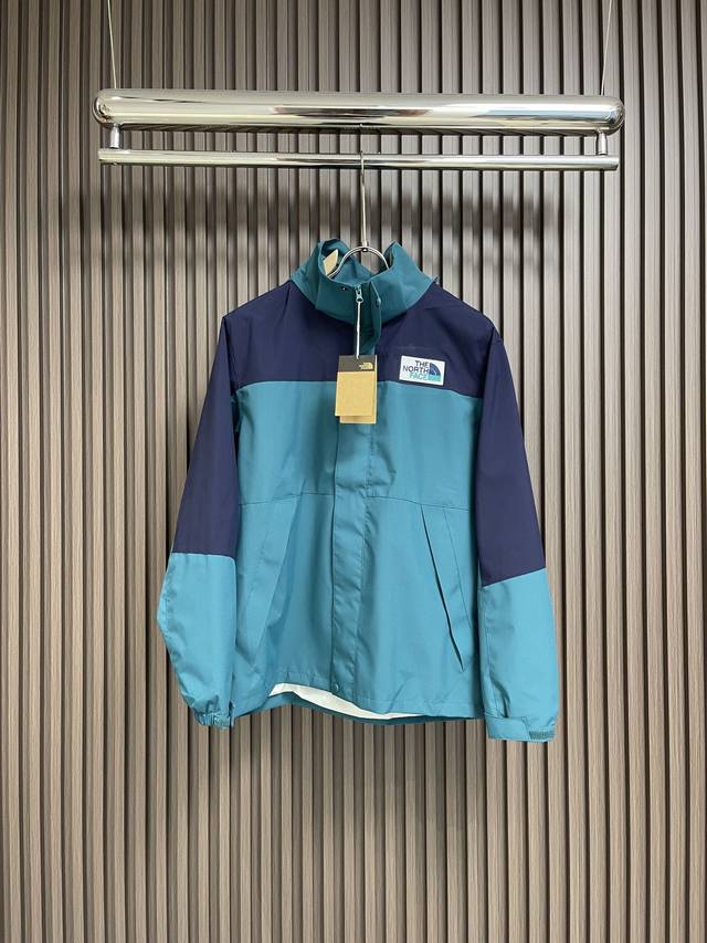 The North Face TNF 北面 2024SS机能夹克，春秋可以外搭当外套，冬天可以叠穿搭配，无敌百搭的一件衣服做工精细宽松版型。采用定织高密尼龙面料