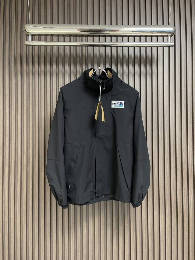 The North Face TNF 北面 2024SS机能夹克，春秋可以外搭当外套，冬天可以叠穿搭配，无敌百搭的一件衣服做工精细宽松版型。采用定织高密尼龙面料