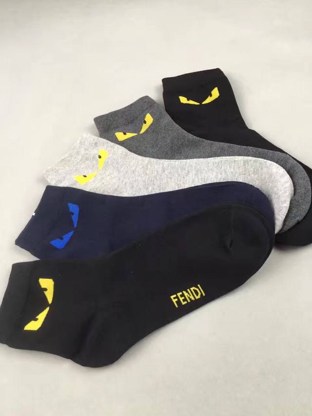 FENDI 芬迪 中筒袜 小怪现货中质量保证、款型美赞