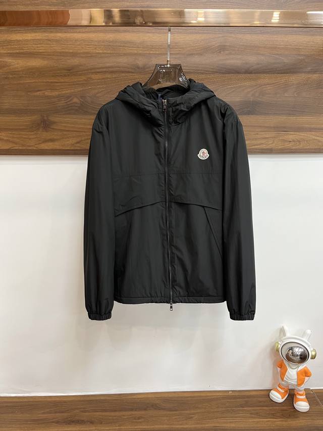 主推 Moncler 蒙口 2024秋冬新款夹棉都市时尚休闲连帽款。这款夹克外套采用尼龙面料制作而成，透气舒适度高，原版开模高端品质、版型面料五金都是专柜1:1