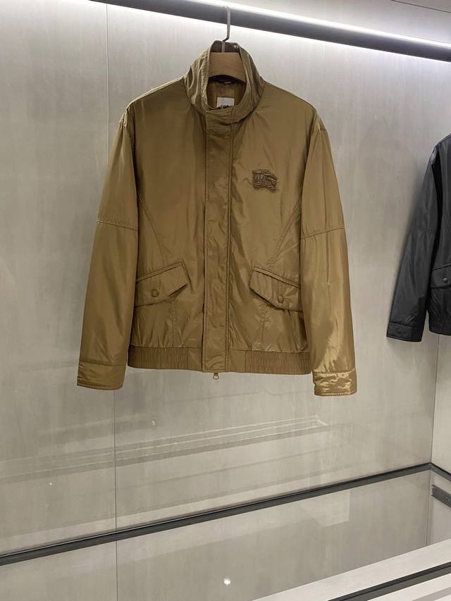 新品 Burberry新款男士防风长袖立领商务纯色休闲夹克外套~ 柜子最新款，一款功能性夹克单品，春秋冬三季利用率相当高，属于男士们衣柜标配衣物 此款作为秋冬回