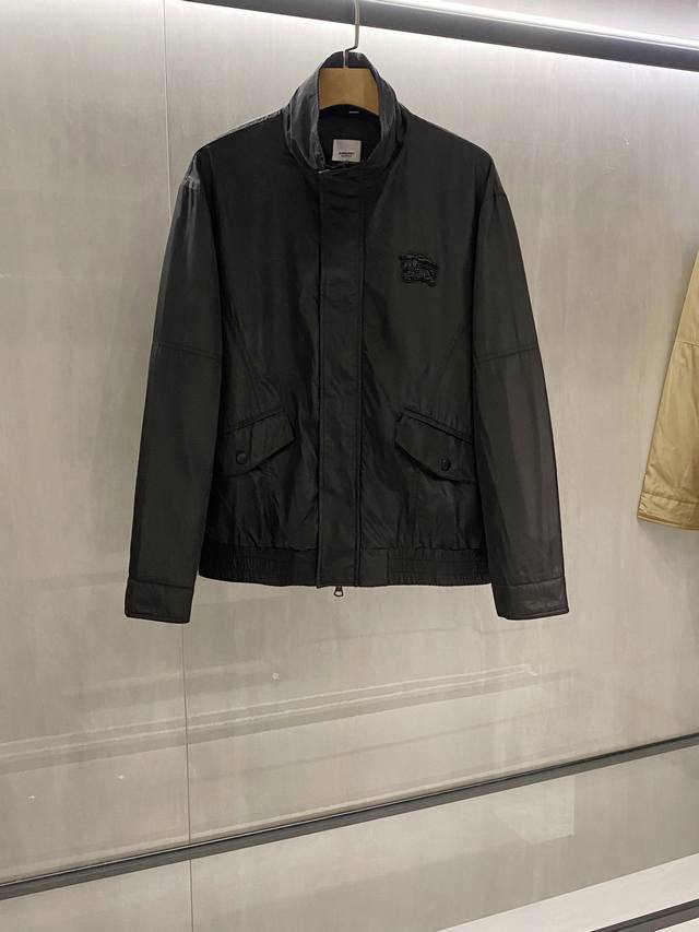 新品 Burberry新款男士防风长袖立领商务纯色休闲夹克外套~ 柜子最新款，一款功能性夹克单品，春秋冬三季利用率相当高，属于男士们衣柜标配衣物 此款作为秋冬回