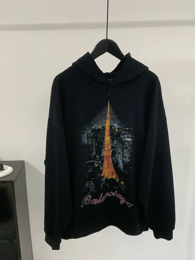 重工！！！高奢品牌巴黎世家Balenciaga作为法式潮流已超越百年的历史，并成为欧美名流和明星追捧的对象。 2024新品复古水洗破洞风格东京铁塔连帽卫衣，水洗