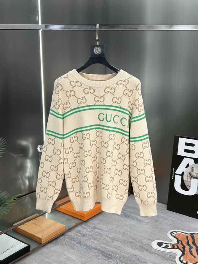 GUCCI 2024秋冬新品提花毛衣！男女同款！此款采用百分之百16支运用进口5针织机做全件单边，分码排花型保证每件花型一致，专业加柔羊毛混纺洗水，手感柔软舒适