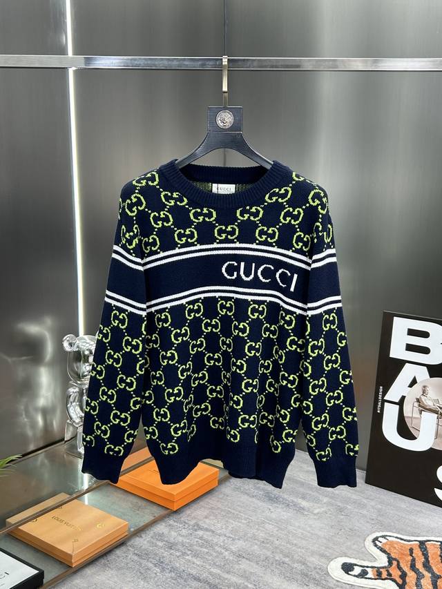 GUCCI 2024秋冬新品提花毛衣！男女同款！此款采用百分之百16支运用进口5针织机做全件单边，分码排花型保证每件花型一致，专业加柔羊毛混纺洗水，手感柔软舒适