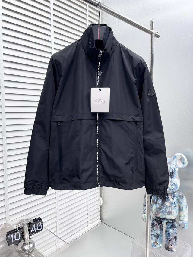 Moncler*24ss秋冬新款拉链标语风衣外套采用原版定制面料质感纯正高度还原细节代工厂专业版师打版激光立体裁剪还原原版版型全衣辅料开模定做五金拉链均有与原版