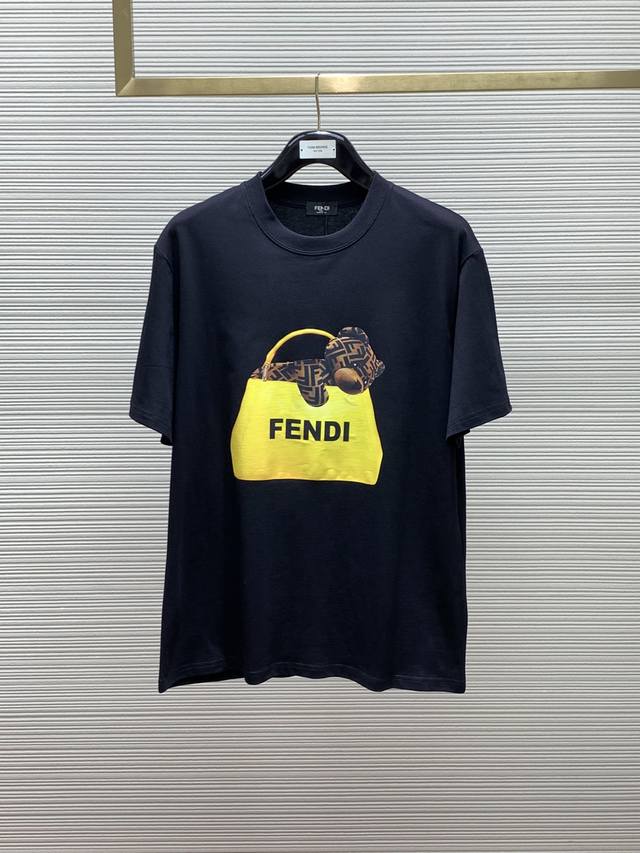 FENDI 芬迪，2024夏季最新品，专柜同步有售，原单狠货，休闲时尚圆领短袖T恤，进口原版面料，顶级印花工艺字母图案logo，独特设计，上身舒适透气，档次极高