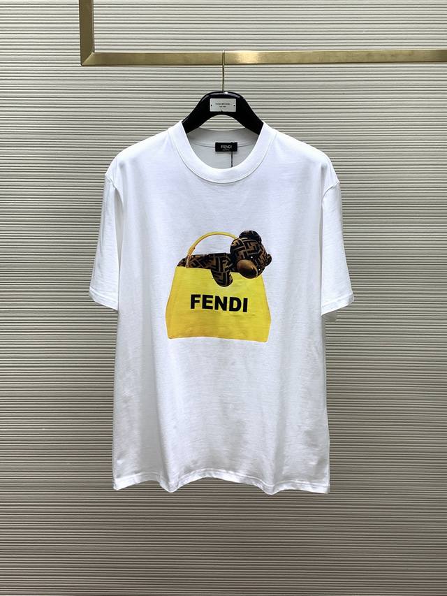 FENDI 芬迪，2024夏季最新品，专柜同步有售，原单狠货，休闲时尚圆领短袖T恤，进口原版面料，顶级印花工艺字母图案logo，独特设计，上身舒适透气，档次极高