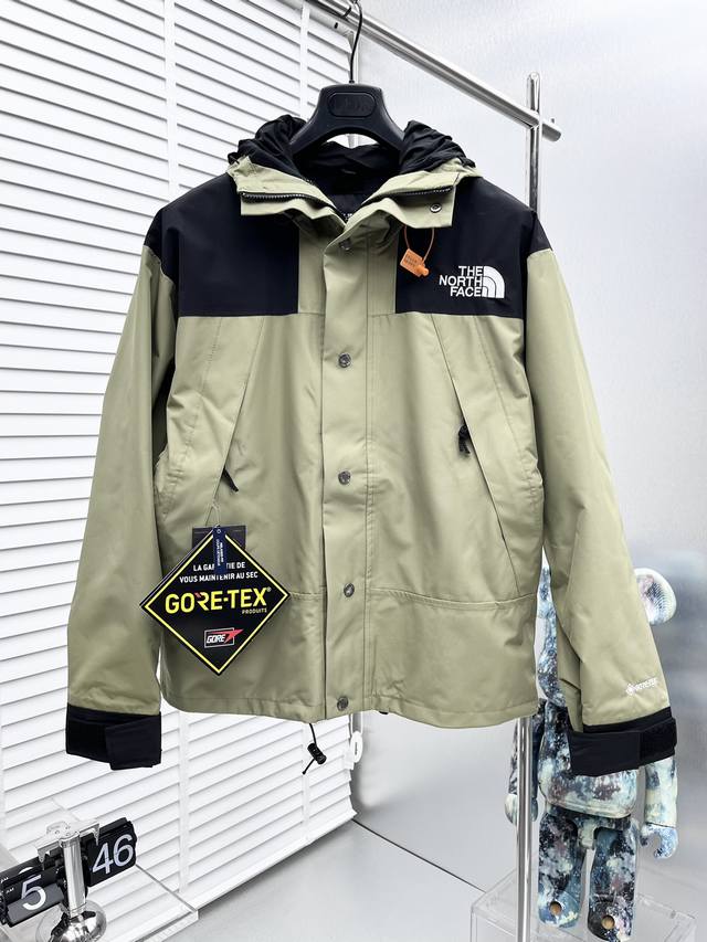 THE NORTH FACE 1990系列Gore-Tex Logo印花户外防水拼色连帽夹克外套 春意盎然的时候 心也在山野的呼唤里萌动 不如一起短暂逃离钢筋水