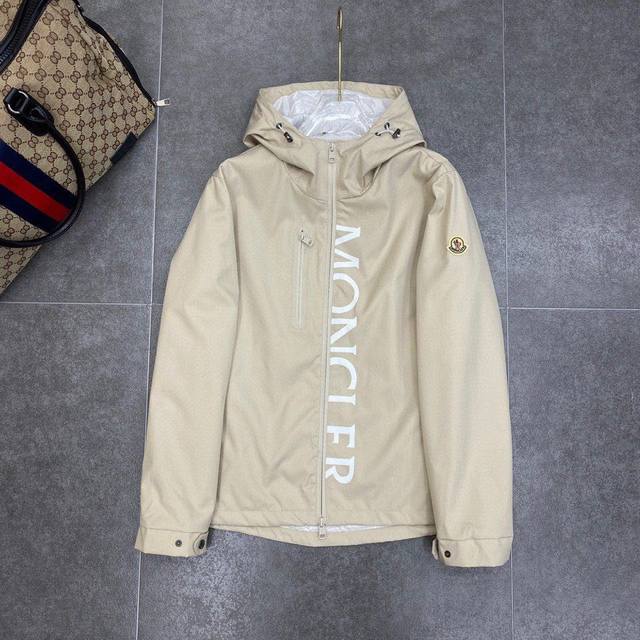 蒙口 Moncler 原单高品质连帽夹克外套 原单主推爆版 臻选定制面料 更高档次 高密度记忆拉丝里料 螺纹袖口设计 更加时尚舒适 高标准定制 上身非常有型 经