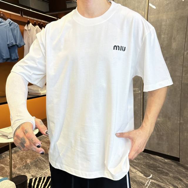 MIU* 顶级版本 2024秋冬新品加厚290克短袖 火爆上市啦 定制顶级优选洗水棉面料 上身舒适度高 专柜同款装饰 轻奢内敛低调奢华 内搭外穿轻松驾驭不挑人