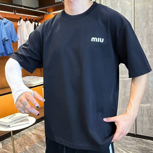 MIU* 顶级版本 2024秋冬新品加厚290克短袖 火爆上市啦 定制顶级优选洗水棉面料 上身舒适度高 专柜同款装饰 轻奢内敛低调奢华 内搭外穿轻松驾驭不挑人