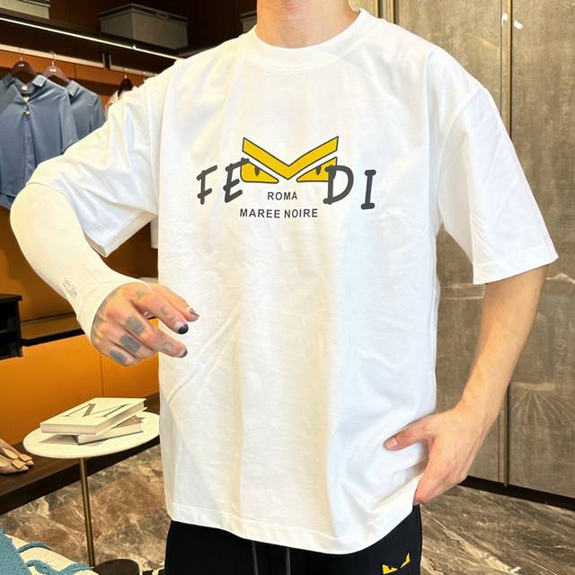 FEND1* 顶级版本 2024秋冬新品加厚290克短袖 火爆上市啦 定制顶级优选洗水棉面料 上身舒适度高 专柜同款装饰 轻奢内敛低调奢华 内搭外穿轻松驾驭不挑