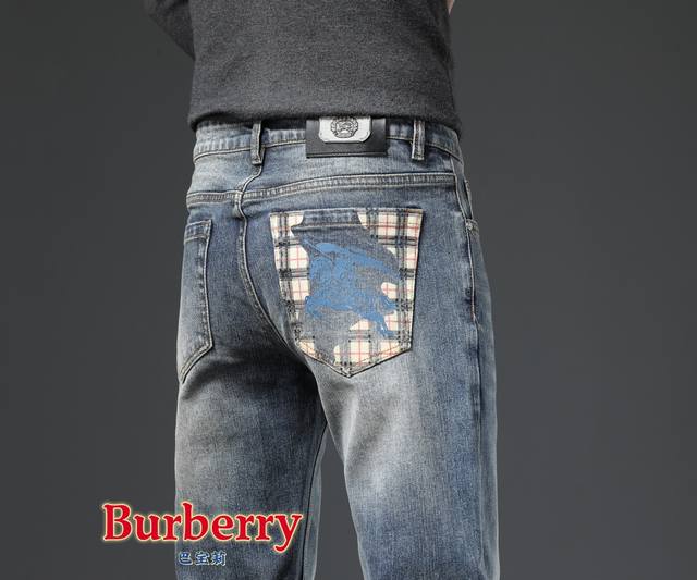 秋冬新款 BURBERRY 巴宝莉 男装牛仔裤！复古爆款系列经典款 面料最高度还原原生牛仔感！超有质感的一款牛仔裤！弹力纤维面料原版定制五金配件！修身小直脚版型