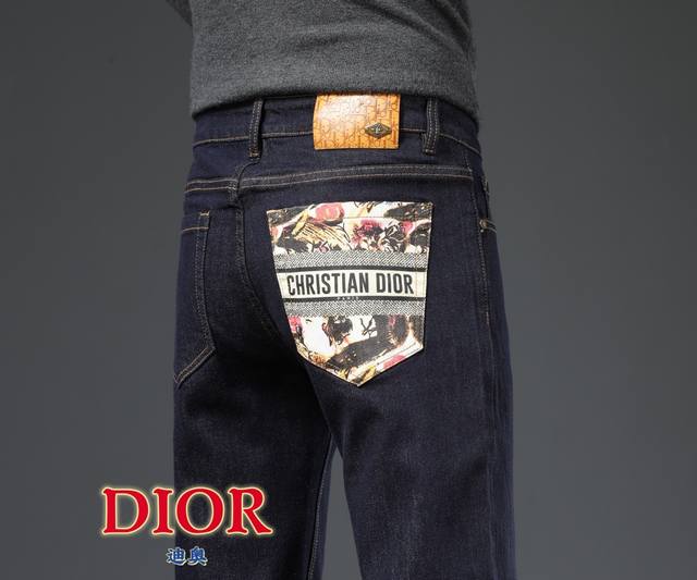 秋冬新款 DIOR 迪奥 男装牛仔裤！复古爆款系列经典款 面料最高度还原原生牛仔感！超有质感的一款牛仔裤！弹力纤维面料原版定制五金配件！修身小直脚版型百搭时尚！