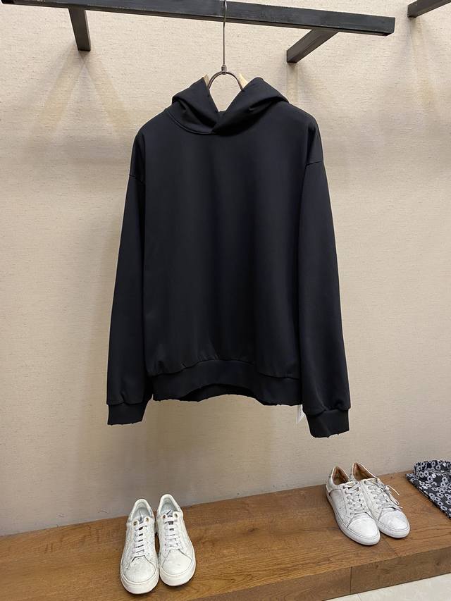 Acne Studios 宽松连帽卫衣 这款落肩款廓形版型设计，男女同款北欧极简风格，廓形的宽松设计版型在搭配上更具创作力，最直观的叠加时髦穿搭，怎么内搭都时时