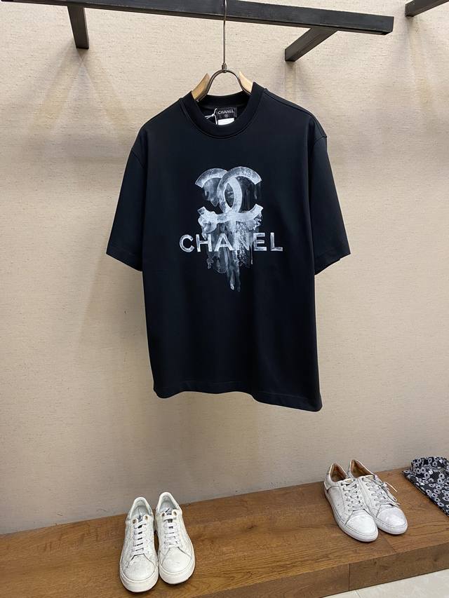 CHANEL，小香中古风手绘印花 袖口品牌字母滴胶短袖T恤 重磅纯棉 成衣酵洗低调奢华 尺码：S-XL 颜色：黑色，白色