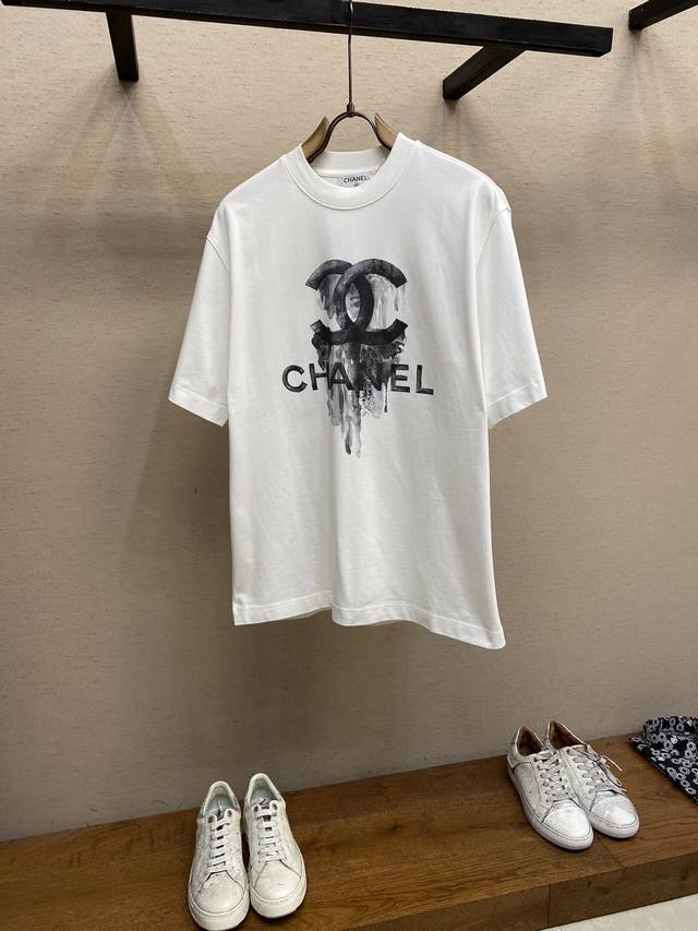 CHANEL，小香中古风手绘印花 袖口品牌字母滴胶短袖T恤 重磅纯棉 成衣酵洗低调奢华 尺码：S-XL 颜色：黑色，白色