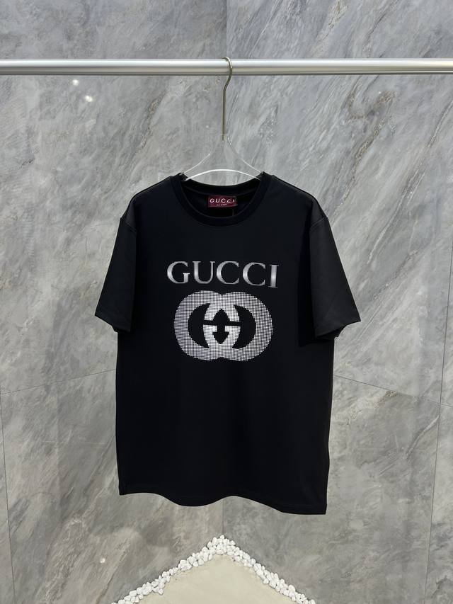 Gucci 24秋冬新品GG字母logo波点数码印花加厚圆领短袖T恤，正面胸前缀饰撞色印花配色设计，打造男士基本款单品，为男士衣橱注入新意。采用柔软棉质双面针织