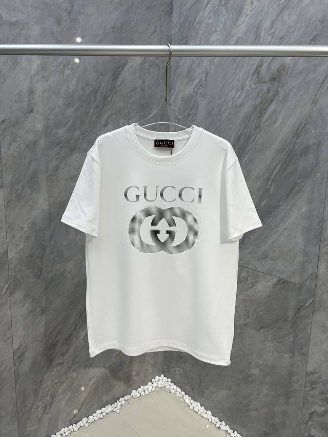 Gucci 24秋冬新品GG字母logo波点数码印花加厚圆领短袖T恤，正面胸前缀饰撞色印花配色设计，打造男士基本款单品，为男士衣橱注入新意。采用柔软棉质双面针织