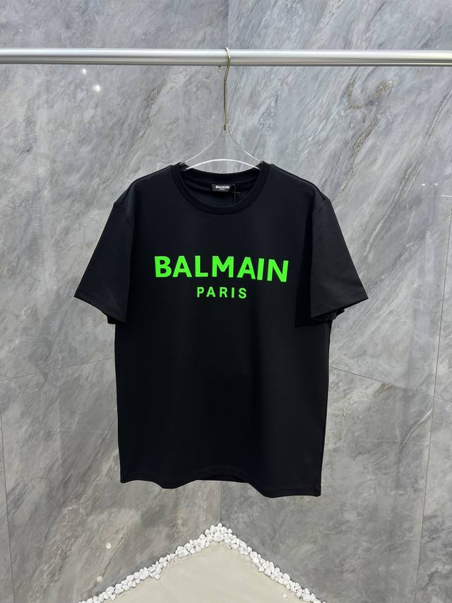 BALMAIN 巴尔曼 24秋冬新品经典品牌字母印花logo圆领加厚短袖T恤，正面饰有品牌万年经典字母元素彰显巴尔曼品牌格调辨识度，打造男士基本款单品，为男士衣