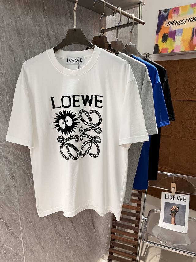 LOEWE 2024秋冬新品T恤！240克高织棉休闲T恤 这款T恤采用轻盈面料，穿着舒适。这款T恤设计简约，正幅标识图型、，彰显个性，时尚潮流。宽松版型，休闲自