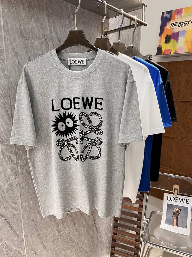 LOEWE 2024秋冬新品T恤！240克高织棉休闲T恤 这款T恤采用轻盈面料，穿着舒适。这款T恤设计简约，正幅标识图型、，彰显个性，时尚潮流。宽松版型，休闲自