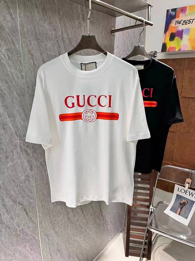 Gucci 古驰 2024SS春夏新品 Ancora 红色标识圆领T恤，跟白色搭配高级得很！说实话 我自己是喜欢新设计师sabato的实穿风格 跳脱了往届gg